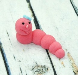 Figurka cukrowa na tort gąsienica róż ozdoby na tort urodzinowe różowa